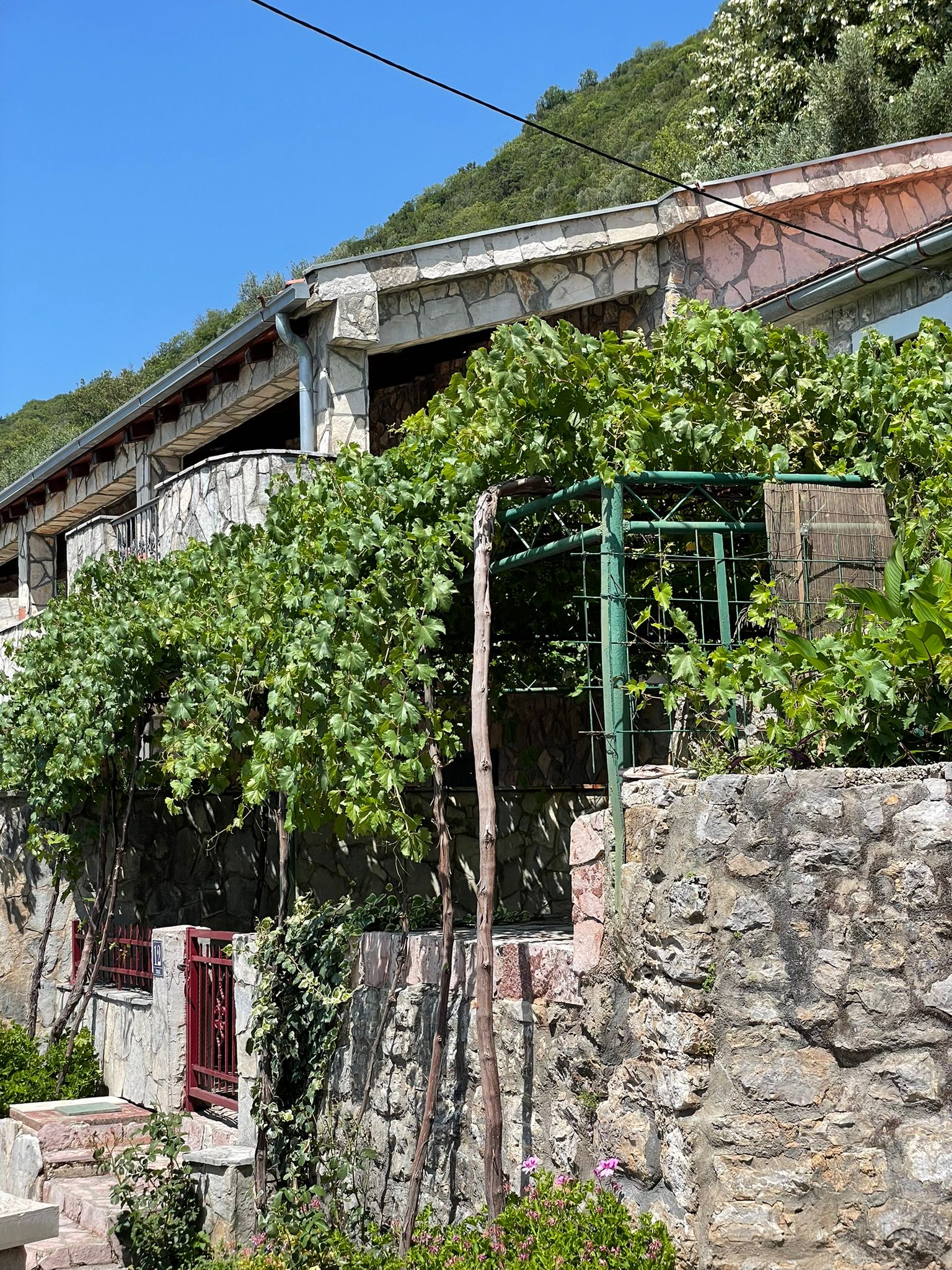 Image of House - 4 Bedrooms - 1 Bathrooms for Sale in Herceg-Novi-Djenovici-Montenegro, Image 2